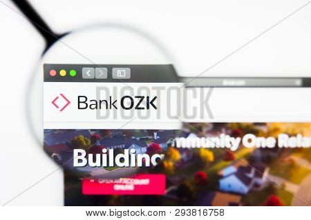 Los Angeles, California, Usa - 5 April 2019: Illustrative Editorial Of Bank Of The Ozarks Website Ho