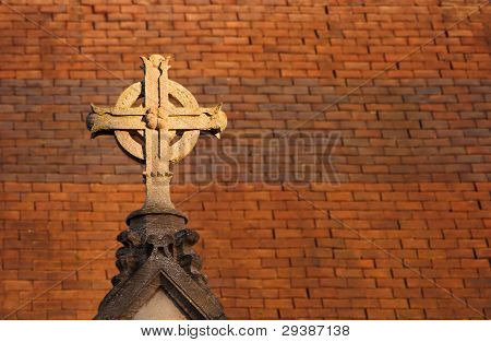 Anglicane traverser sur un toit d'église