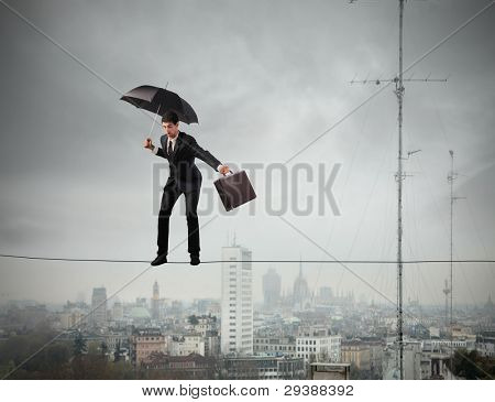 彼のバランス、ロープを維持する大都市でビジネスマン