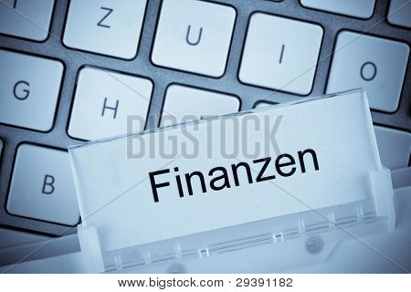 jeden závěsné složky kartu před klávesnice počítače na finance