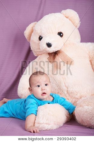  เด็กทารกที่น่ารักและตุ๊กตาหมีขนาดใหญ่