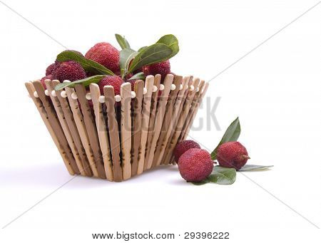arbutus สดในตะกร้า แยกต่างหากบนพื้นหลังสีขาว