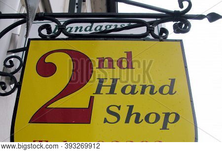 Symbol For Buying And Selling Second Hand Goods In A Shop Or On A Flea Market