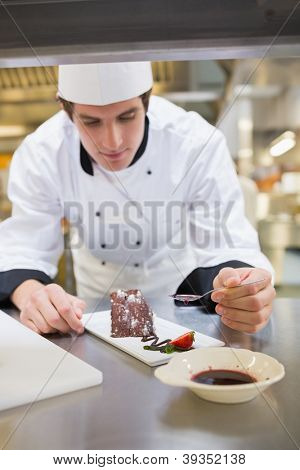 Mutfakta tatlı Berry coulis koyarak şef