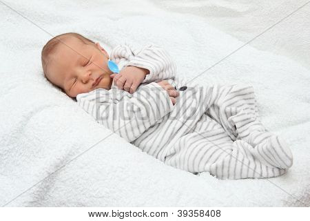 En smuk sovende baby med skeen