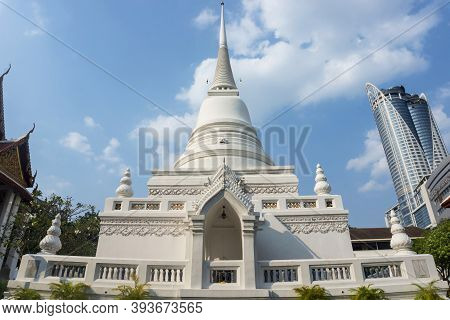 Bangkok, Thailand, February 11, 2020: Wat Pathum Wanaram Temple Is Located Between The Two Shopping 