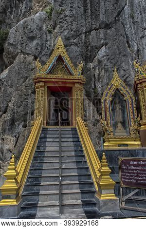 Thailand, Phetchaburi 19.07.2019 View Of Wat Tham Khao Yoi Cave, Buddhist Temple With Green Tree And