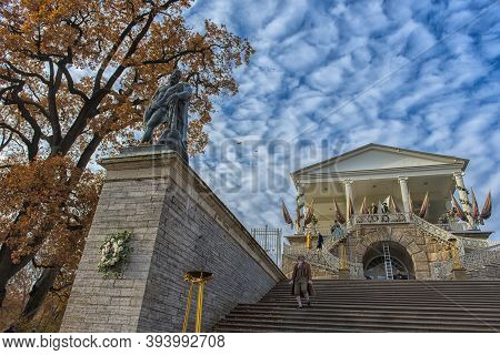 Russia, Tsarskoye Selo, 14,10,2018 Bronze Sculpture Of Hercules Of Farnese In Front Of The Palace
