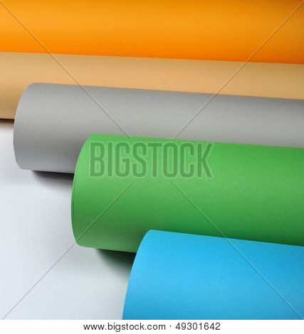 Farbige in weißem Papier gerollt