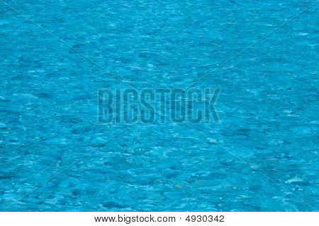 Blauwe wateroppervlak met kleine golven
