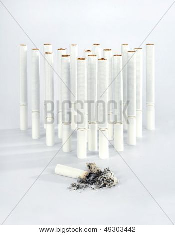 Cigaretrygning på hvid baggrund, koncept