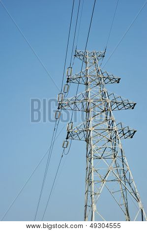 Stalowy słup elektryczny i błękitne niebo