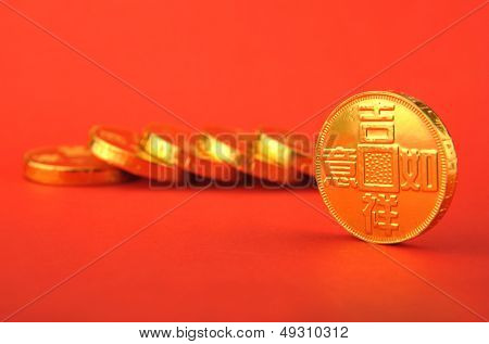 Pièces d'or de la Chine sur fond rouge