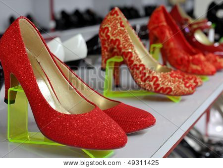 Schuhgeschäft verkaufen Schuhe mit hohen Absätzen