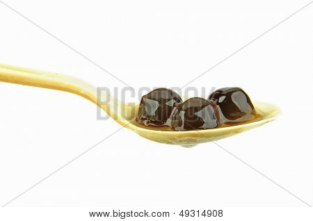 Schwarz Snack auf einem Löffel, isolated on white