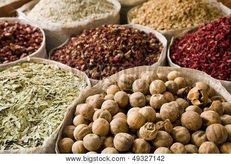 UAE Dubai monia erilaisia mausteita myynnissä spice souq Deira