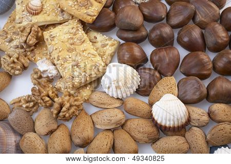 glanzende kastanjes, amandelen, kernel, crackers en schelpen
