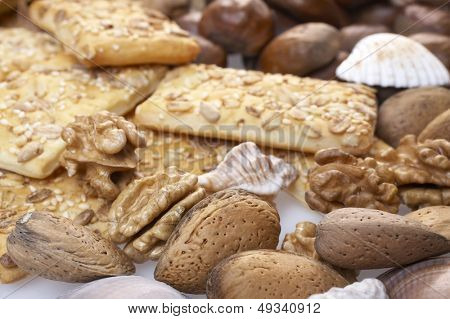 glanzende kastanjes, amandelen, kernel, crackers en schelpen