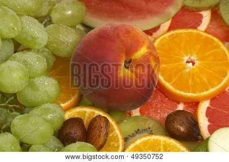 Gran variedad de frutas frescas y verduras, agua gotas visibles al 100 %