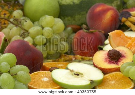 Gran variedad de frutas frescas y verduras, agua gotas visibles al 100 %