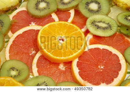Primer plano de un limón, naranja, kiwi