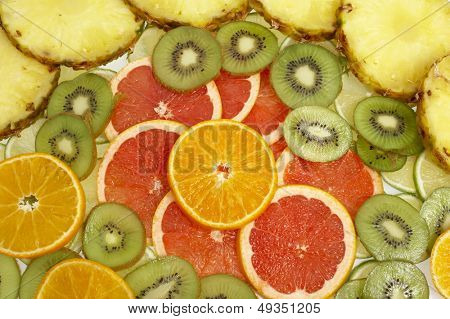 Gran variedad de frutas frescas y verduras, agua gotas visibles al 100 %