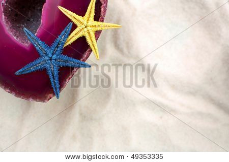 bunte Seesterne und Stein/agata