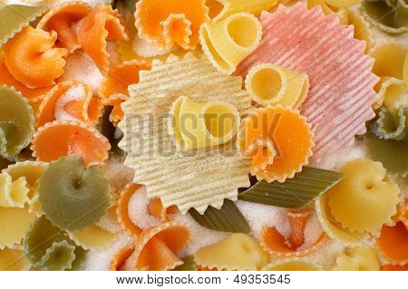 asorted renkli pişmemiş makarna
