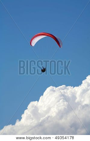 bunte Fallschirm in den blauen Himmel