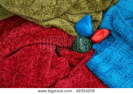 หินที่มีสีสันและผ้าพันคอ