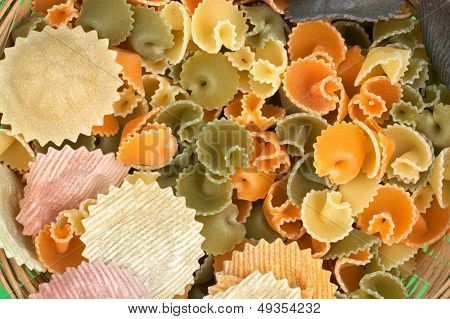 asorted renkli pişmemiş makarna