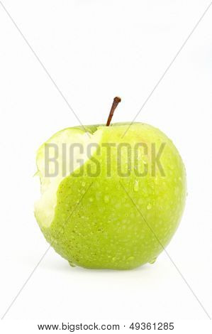 fresca manzana mordida verde sobre fondo blanco