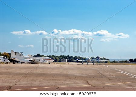Aeroplano, atterraggio sul campo di asfalto aeroporto