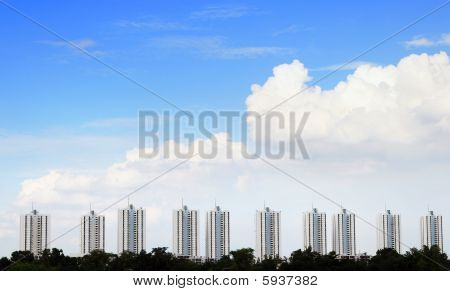condominium urbain sur fond de ciel bleu