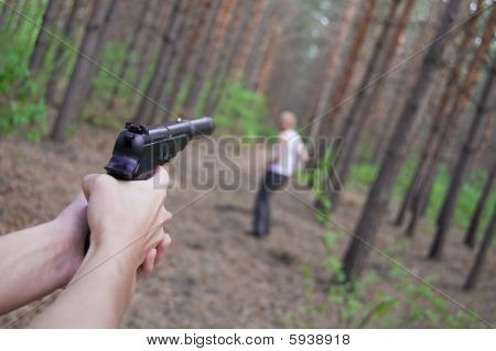 Tappaa ihmisen metsässä
