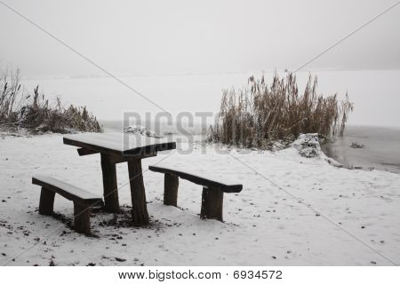 Woodbench sulle rive del lago
