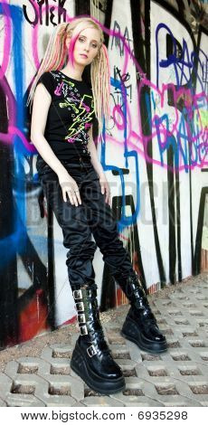 jeune femme avec des dreadlocks