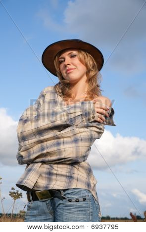 Portrait de jeune femme habillée comme Cowboy