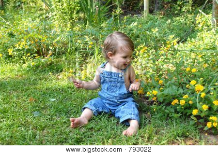 Boy Blick auf Blumen im Garten