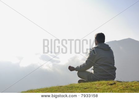 frische Sonnenaufgang am Berg