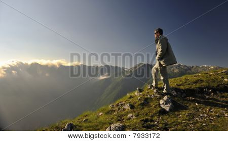 frische Sonnenaufgang am Berg
