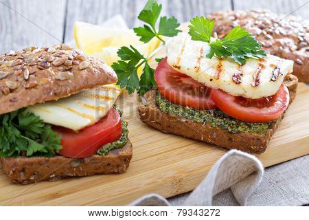 Sandwiches with pesto, vegetables and haloumi