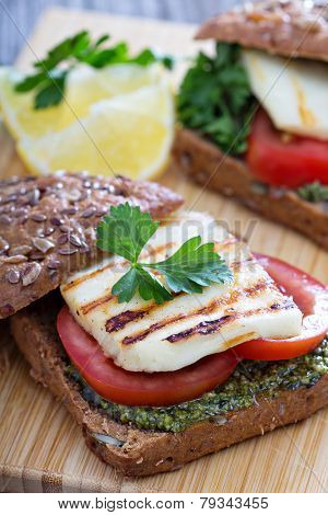 Sandwiches with pesto, vegetables and haloumi