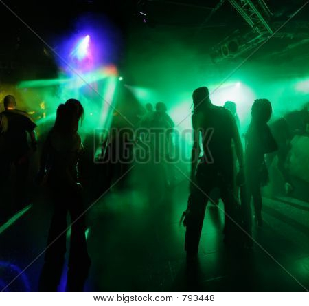 Siluetas de personas de baile