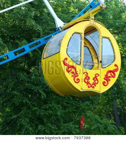 Une cabine de jaune sur la grande roue