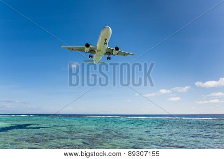 Watching airplanes landing in the jetblast area of the cook islands