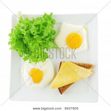 Grüner Salat und Spiegelei