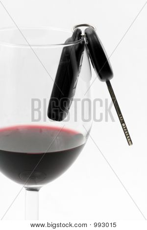 Klíč od auta ve sklenici na víno, opilý řidič
