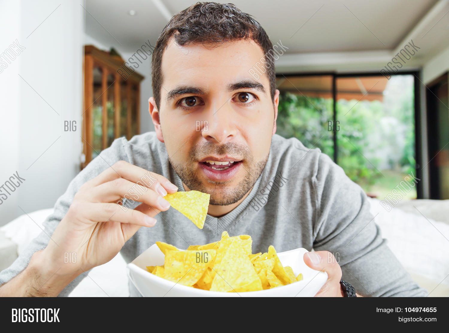 Жрет лапшу. Толстый человек с фастфудом. Ребенок обжора. Мущик и чипсы. Пацан ест все.