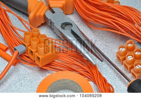 Tools and electrical component kit to use in electrical installations